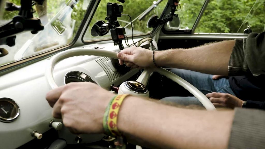 Dreh der Employer Branding Kampagne: Mitarbeiter steuert einen kultigen Bulli