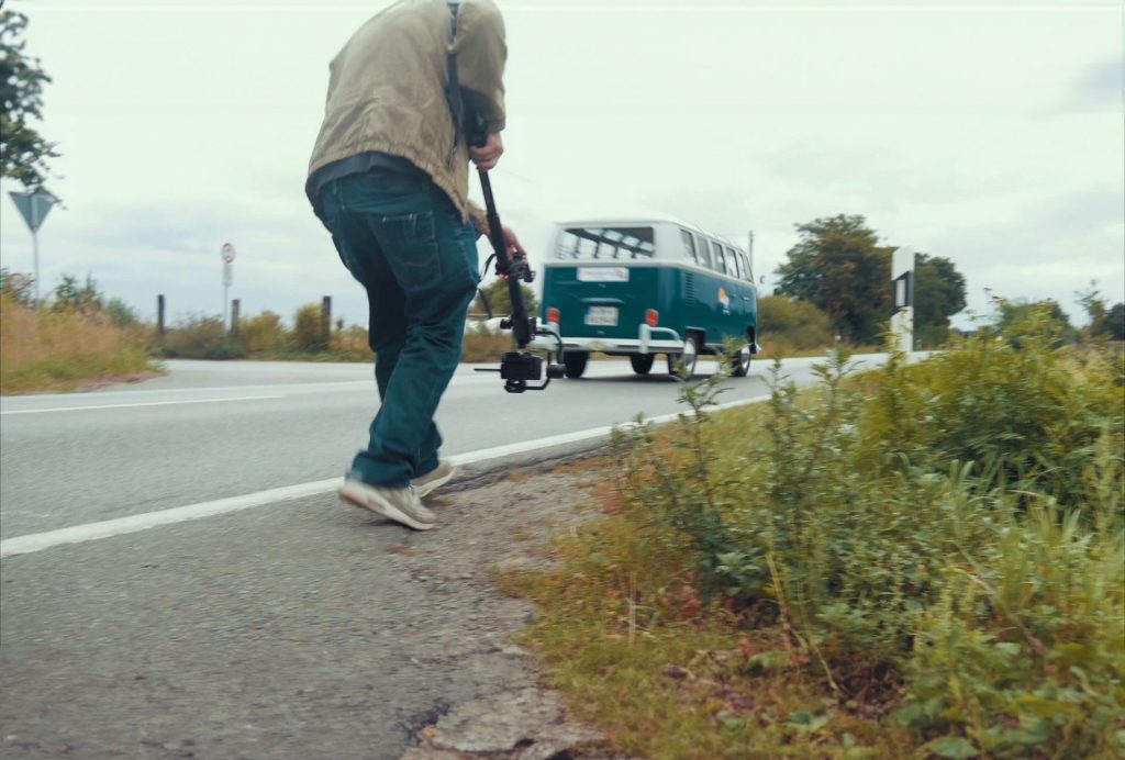 Making of Recruiting-Kampagne: Bulli wird auf Landstraße gefilmt